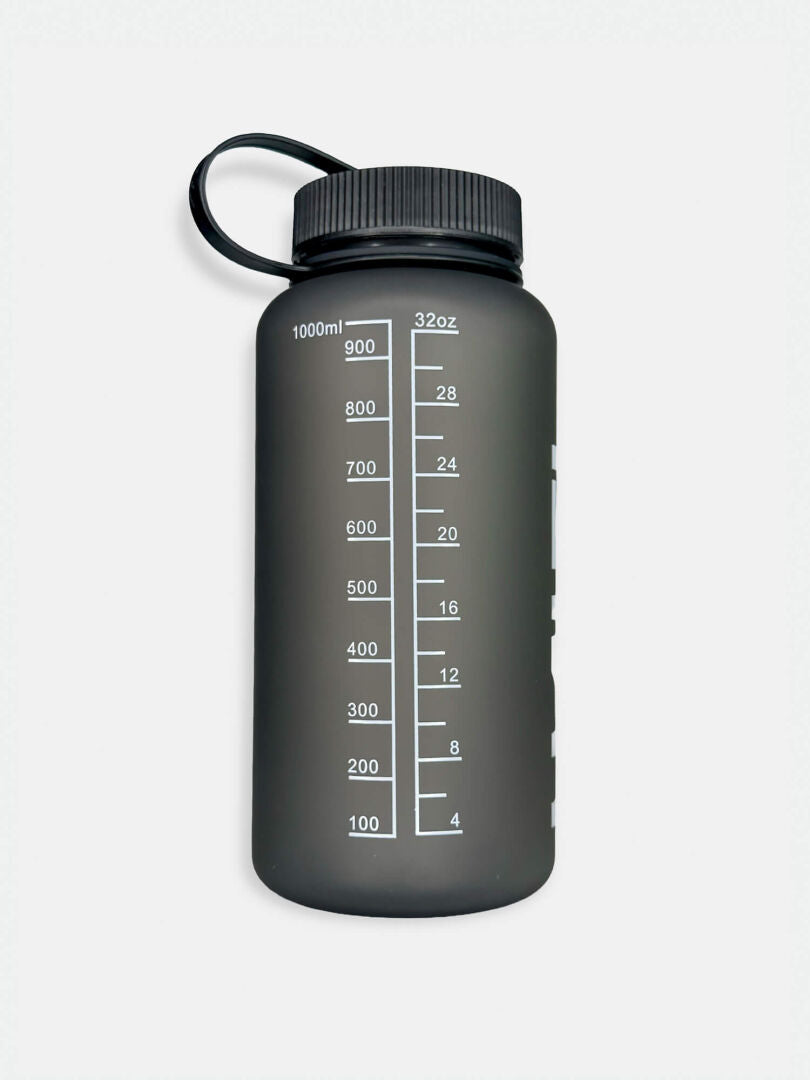 The Halti Drinking Bottle 1000 ML is a durable PETG water bottle with screw cap and markings, shown on white background.