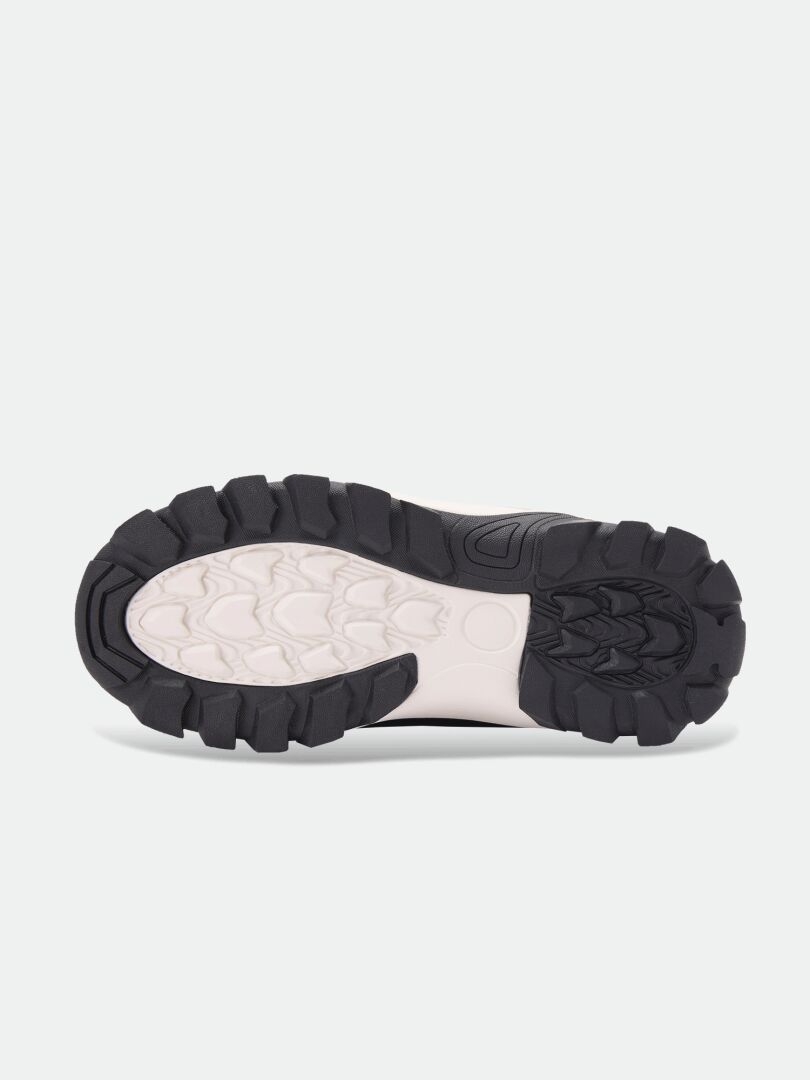 Bottom view of Halti Tornio DX kids’ winter boot with rugged, thick-tread, waterproof sole inspired by winter sneakers.