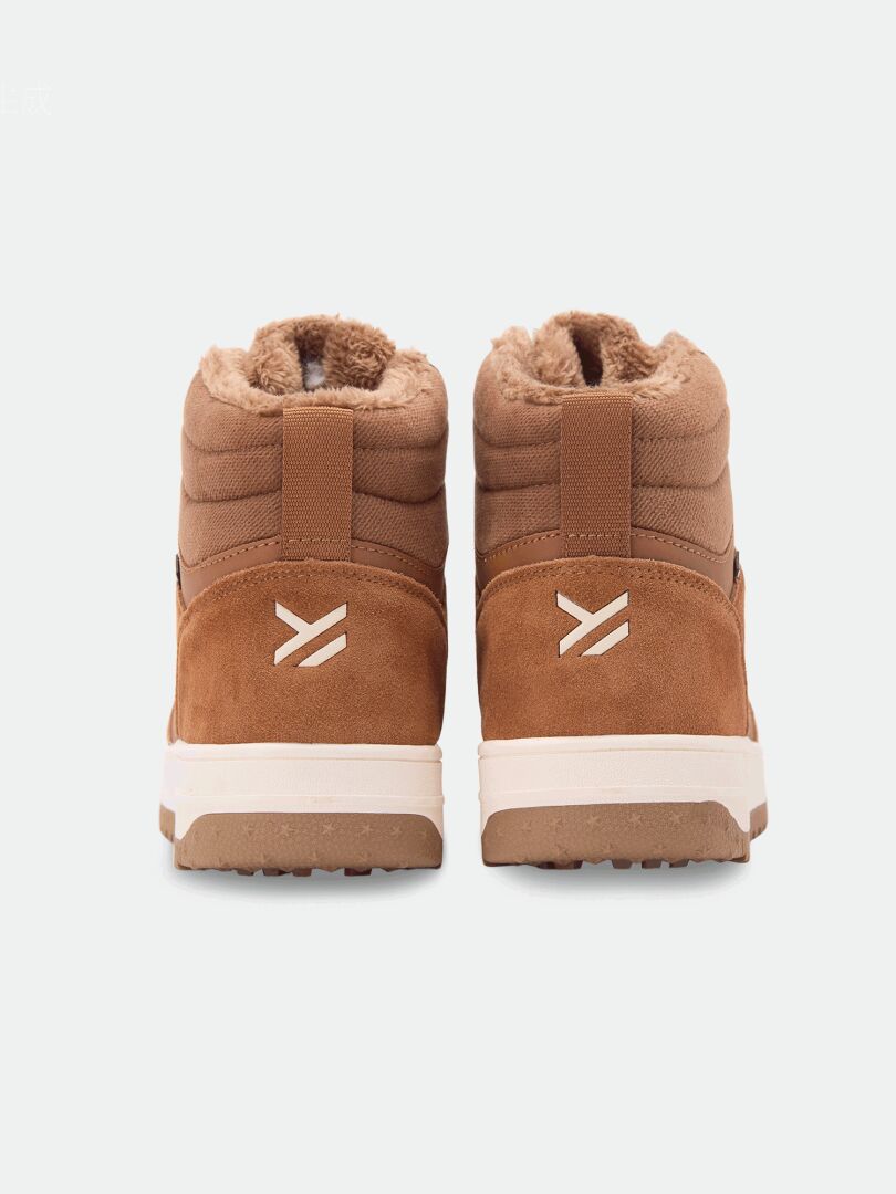 Halti Metso Mid DX men’s winter shoes, brown with white soles and Thinsulate, rear view on plain background.