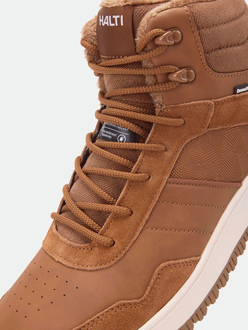 Close-up of Halti Metso Mid DX men’s winter shoe—suede details, textured laces, and waterproof design.