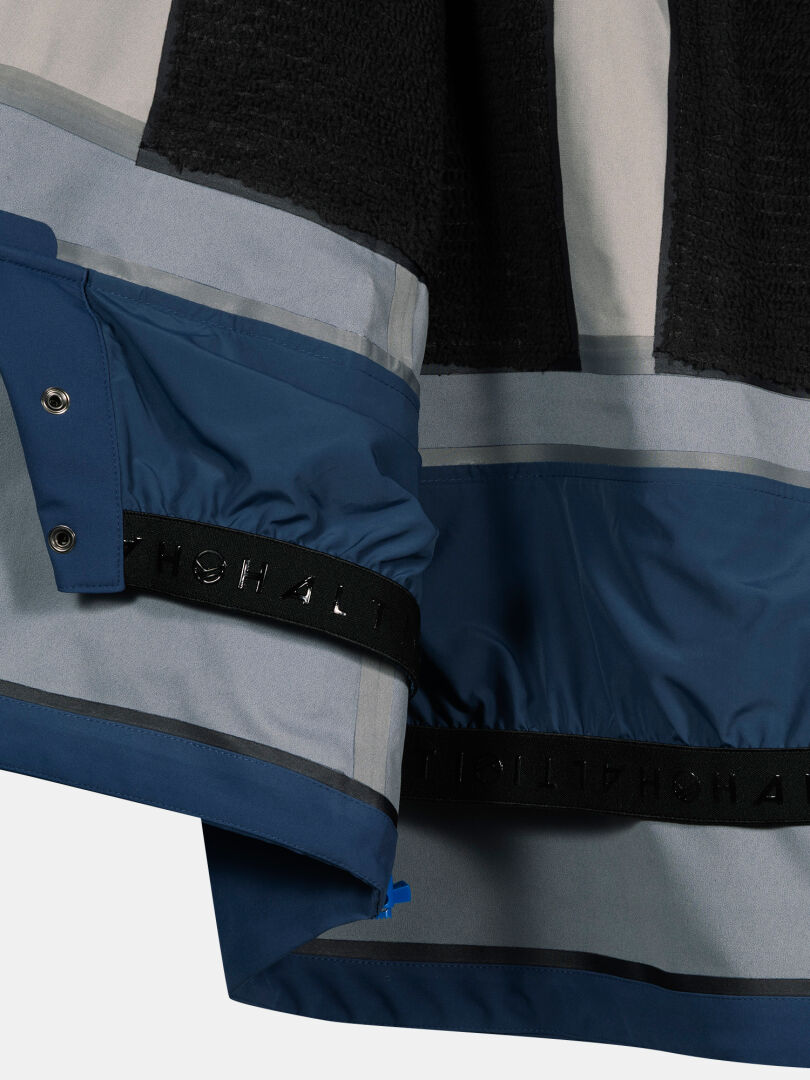 Close-up of Halti Rizle 3L DX Ski Jacket Unisex in blue/gray, showing interior Primaloft fleece and snap buttons.