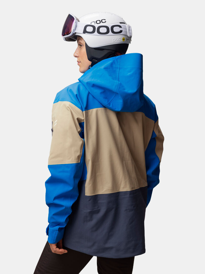 Wearing the Halti Rizle 3L DX Ski Jacket, a person in a white helmet and goggles faces away.