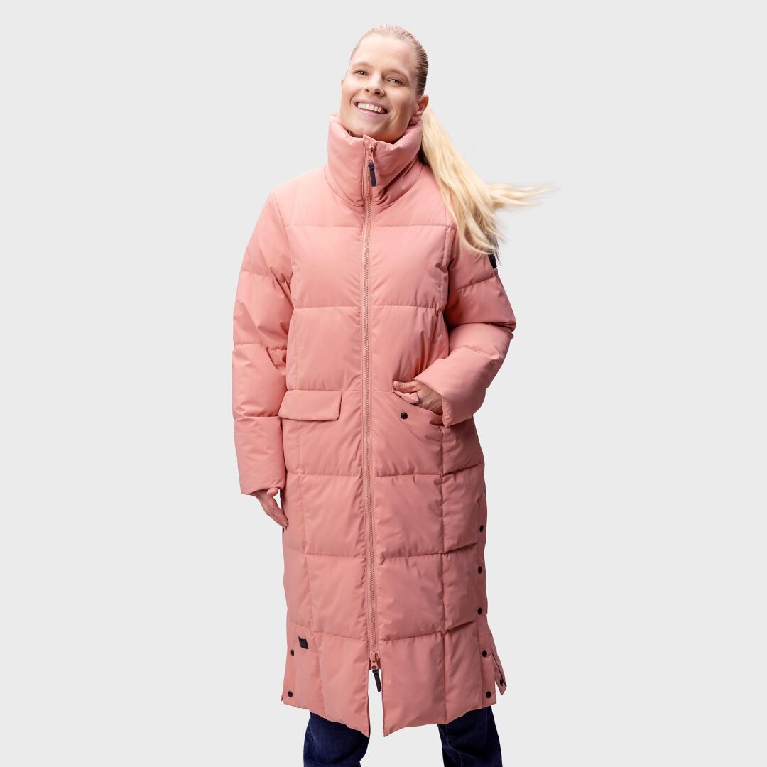 A woman wears the Halti Penger Winter Jacket with Microtherm® THERMOFILL, hands in pockets, against a plain background.