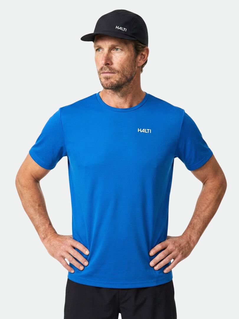 Man wearing a blue Halti Salves T-shirt and black Halti cap, showcasing men’s activewear against a white background.