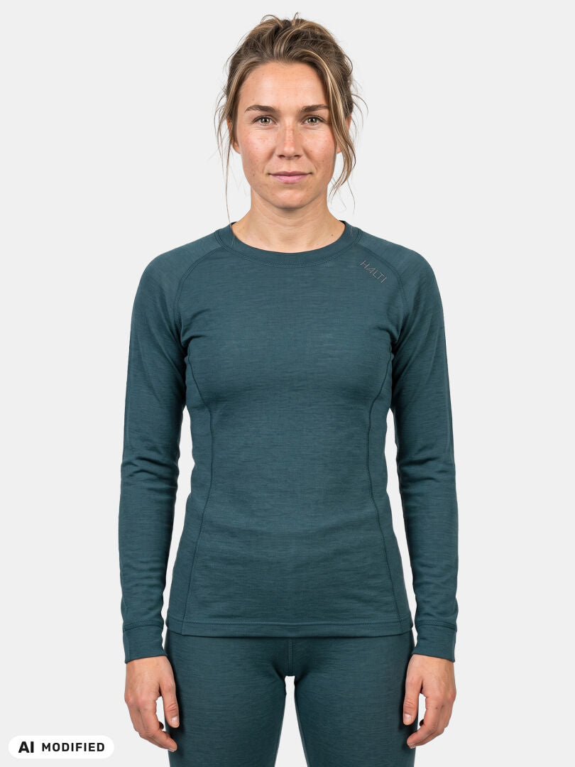 A woman wears the Halti Hossa II Merino Base Layer Set in teal, standing front-facing against a white background.