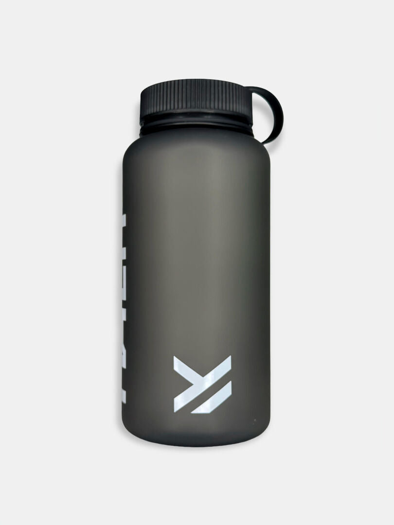 The Halti Drinking Bottle 1000 ML is matte black PETG with a screw-on lid and a white geometric logo near the base.