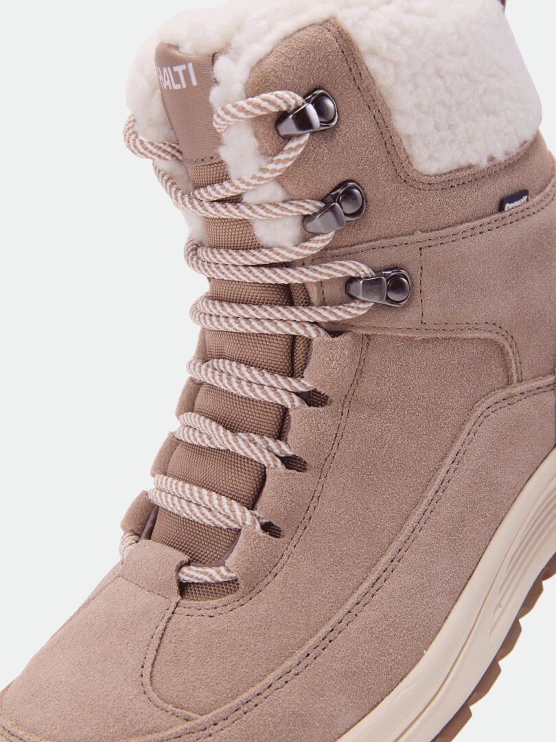 Close-up of Halti Doris DX Winterboot Women’s in beige suede with fur lining, metal eyelets, and striped laces.