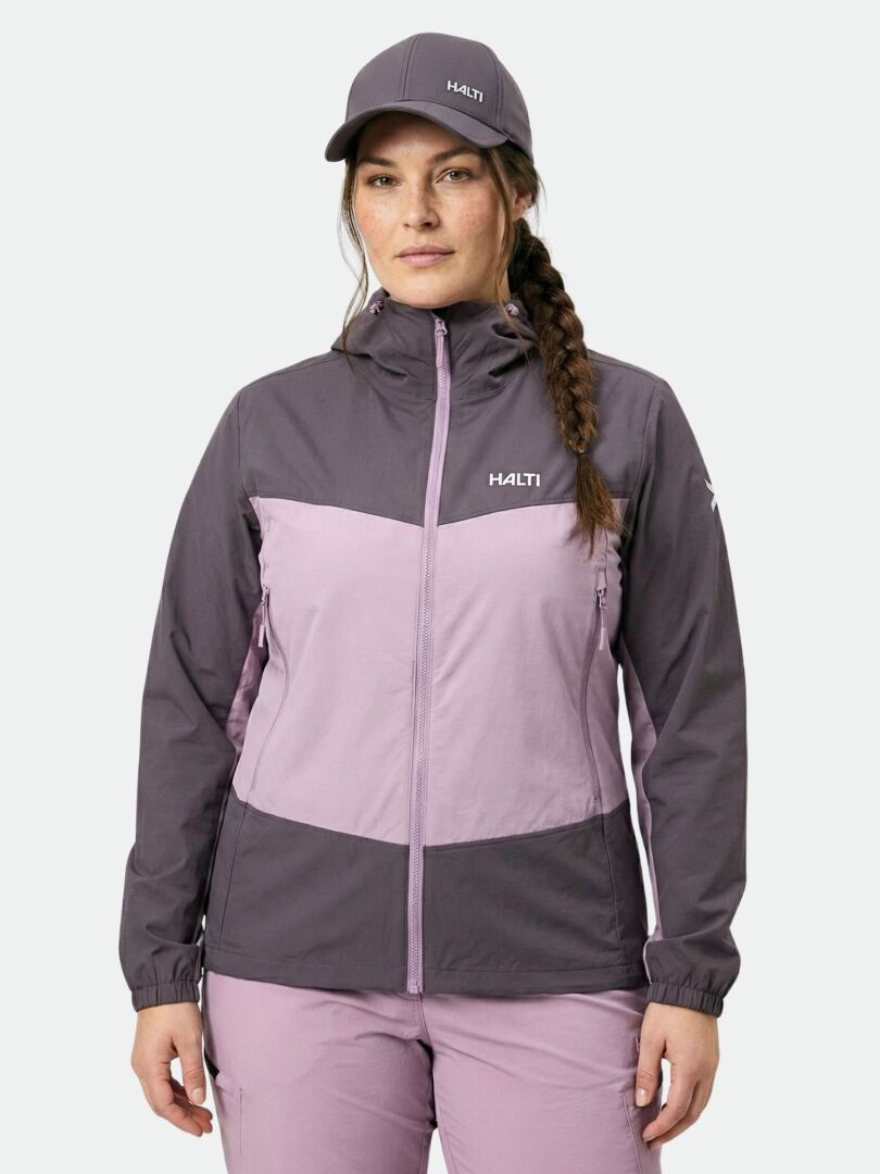 A woman wears the Halti Pallas Evo X-stretch Jacket Plus in mauve and purple, facing forward against a plain background.