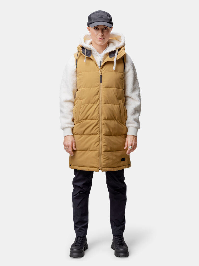 A person wearing the Halti Penger Puffer Vest Women's.