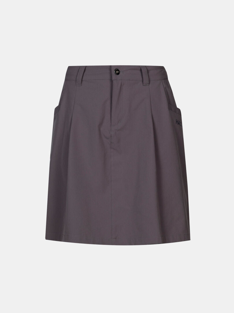 The Halti Drive X-stretch Skort Women's Plus is a knee-length, dark gray golf skort with belt loops and side pockets.