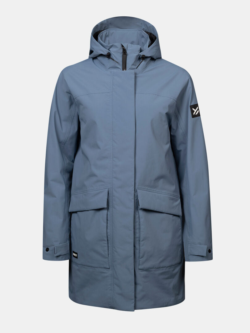 Halti Kortteli DX Insulated parka for women in light blue, features front pockets and a black patch on the sleeve.