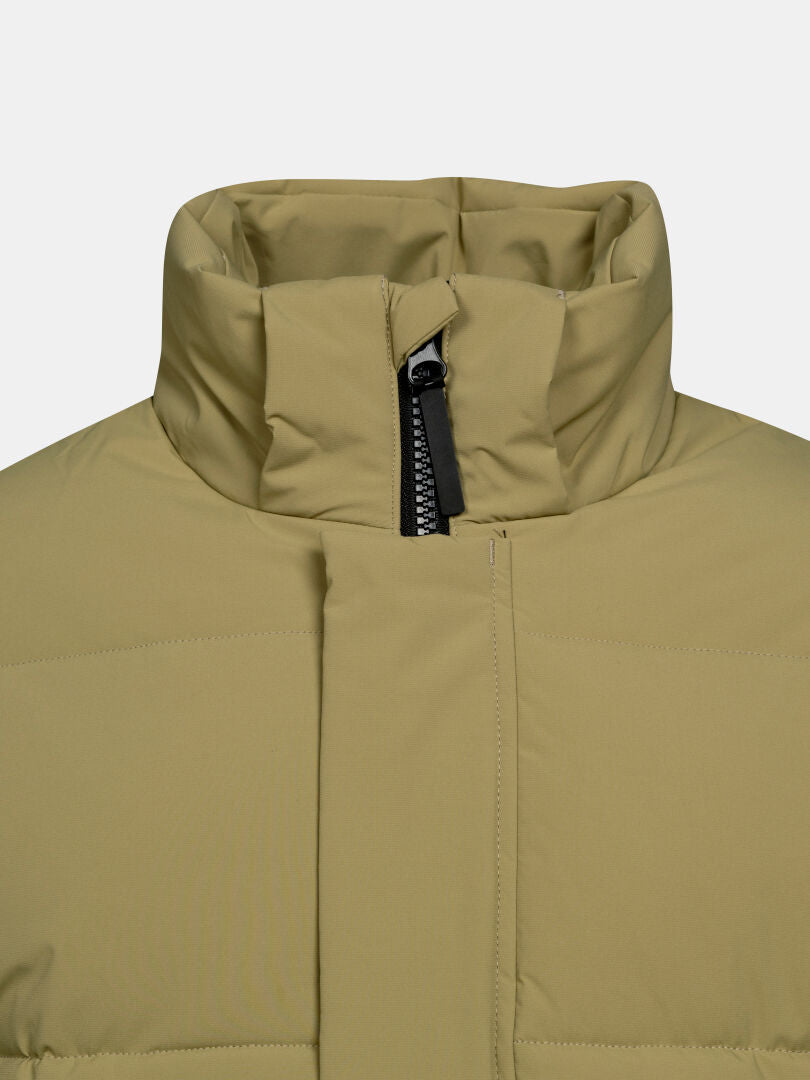 Close-up of Halti Brahe Puffer Parka Men’s in khaki, featuring a high collar and partially zipped black zipper.