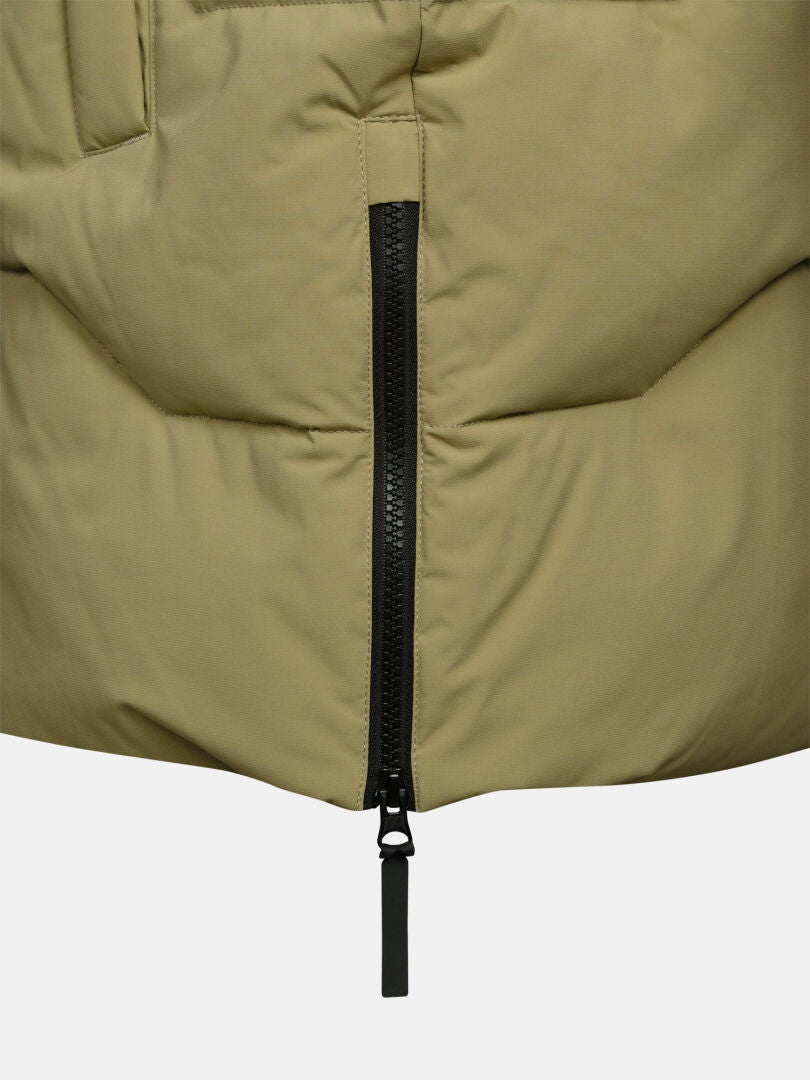 Close-up of black zipper on light brown Halti Brahe Puffer Parka Men’s padded winter coat fabric.