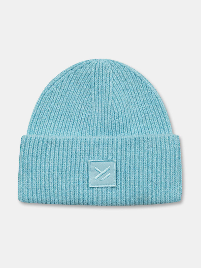 Halti Huurre Beanie: light blue chunky rib knit with folded brim and patch—ideal for cool weather.