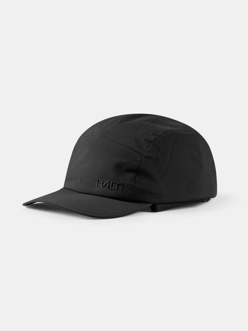 Halti’s black Huove Puffy Hat with curved brim and logo, perfect for winter, shown on a light background.
