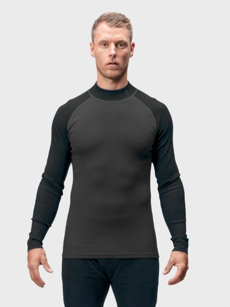Man wearing the Halti Neva Merino Base Layer Set men's against a plain background.